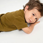 liegendes Kind in Minimalisma Eiven I Bio Kinder T-Shirt seaweed