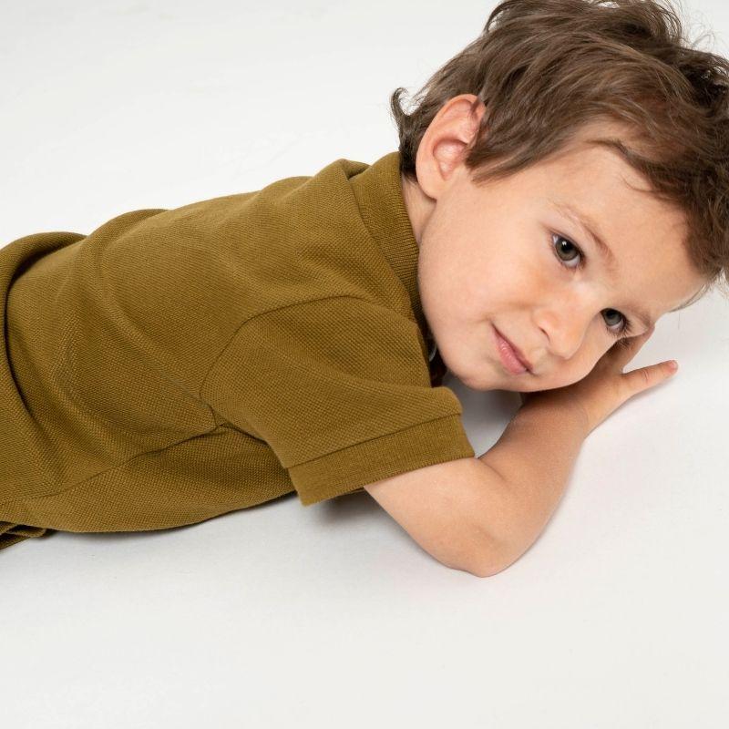 liegendes Kind in Minimalisma Eiven I Bio Kinder T-Shirt seaweed