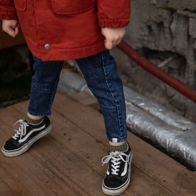 Junge in Bio Jeans für Kinder