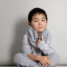 Junge in Gray Label Langarmshirt gestreift