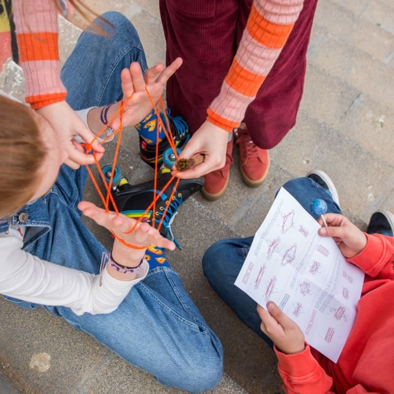 Kinder beim Abheben mit me&mine Cat's Cradle | Fingerspiel