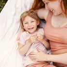 Lachendes Mädchen in Minimalisma T-Shirt Lin I Kinder T-Shirt Bio Baumwolle lotus von hinten