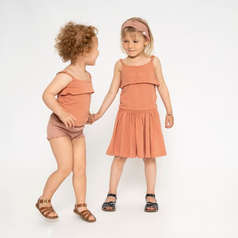 Mädchen in Minimalisma Lis | Mädchen Kleid tan