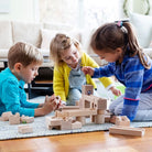 Spielende Kinder mit Cuboro Murmelbahn