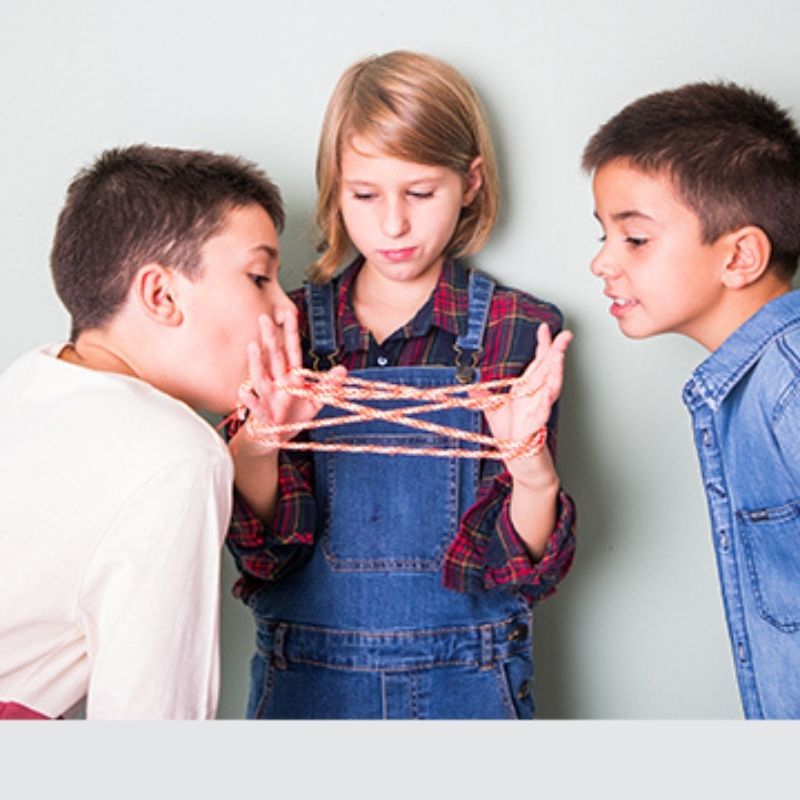 Spielende Kinder mit me&mine Cat's Cradle | Fingerspiel