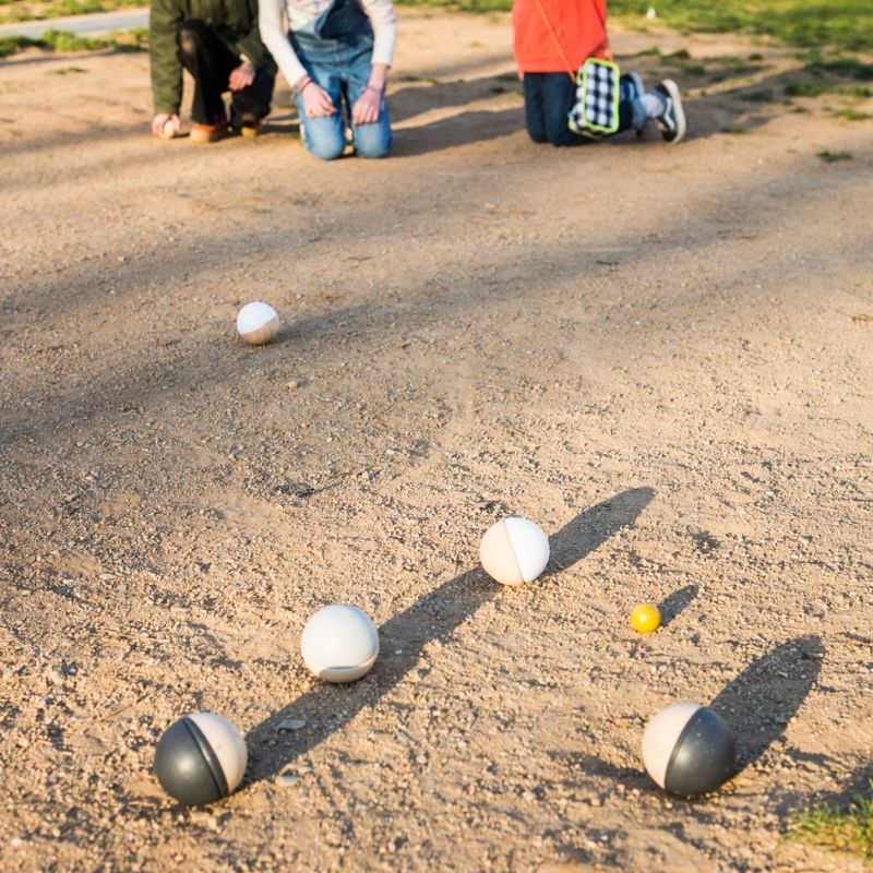 Spielende Kinder mit me&mine Petanque | Holz Boule Spiel