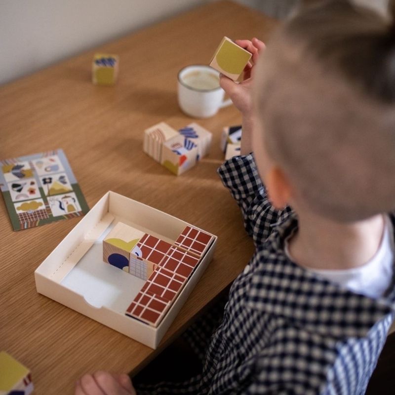 Spielender Junge mit MinMin Copenhagen Story Cubes | Kinder Holzspielzeug