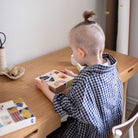 Spielender Junge mit MinMin Copenhagen Story Cubes | Kinder Holzspielzeug