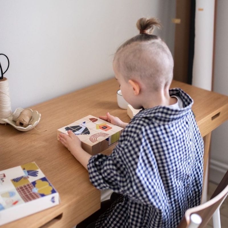 Spielender Junge mit MinMin Copenhagen Story Cubes | Kinder Holzspielzeug