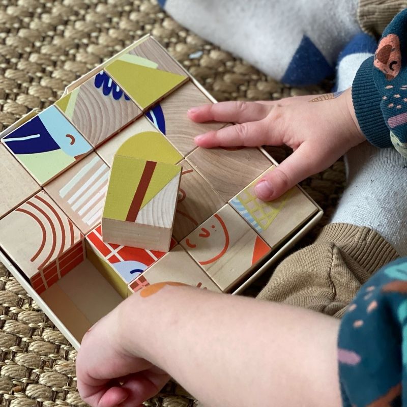 Spielendes Kind mit MinMin Copenhagen Story Cubes | Kinder Holzspielzeug