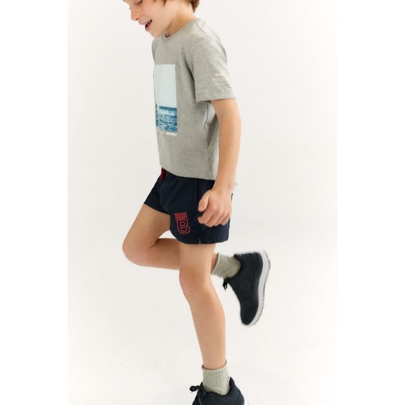 Springender Junge in Ecoalf Dolphinalf Swimsuit Boys | Kinder Badehose