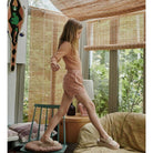 Springendes Mädchen in FUB Beach Shorts | Kinder kurze Hose sandstone