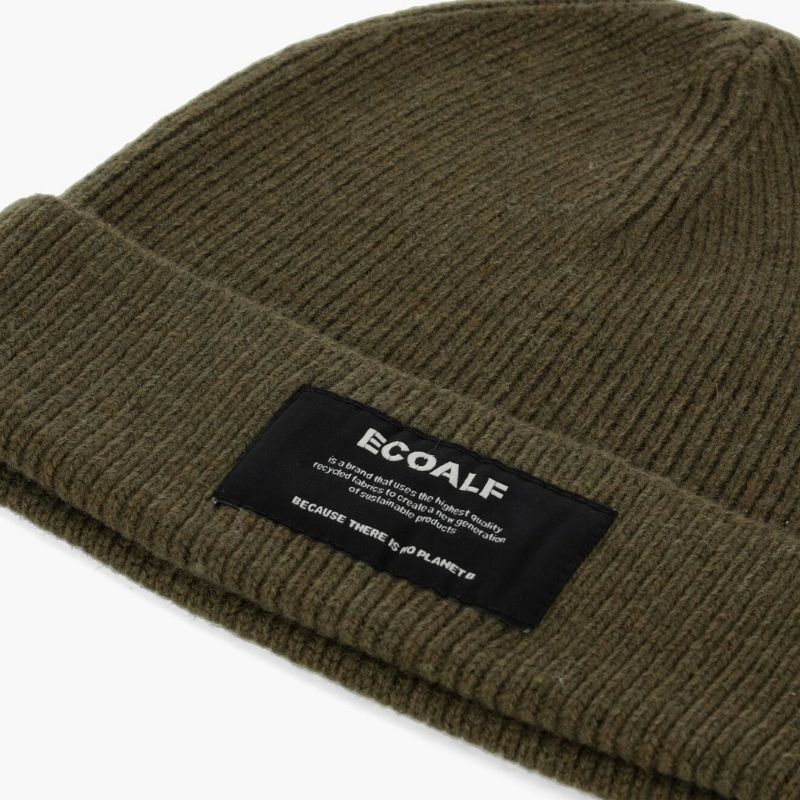 "Because there is no planet B" Beanie in grün aus recycelter Wolle