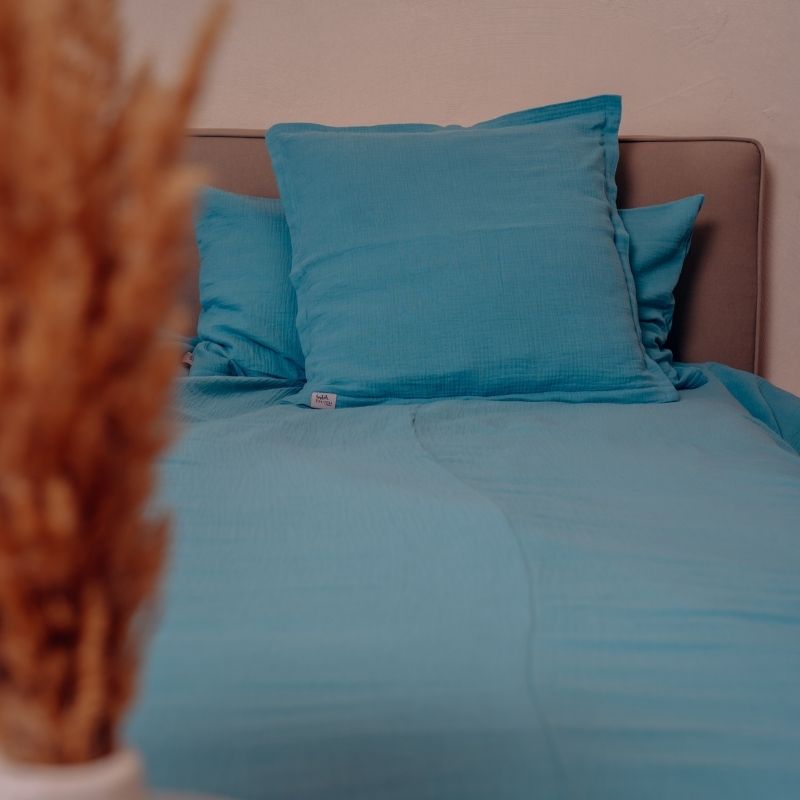 Bett bezogen mit Bettwäsche laguna blue aus Bio Musselin von Hutch & Putch