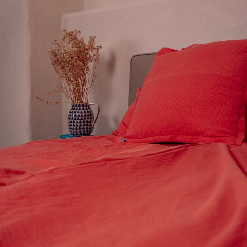 Bett bezogen mit Bettwäsche coral aus Bio Musselin von Hutch & Putch