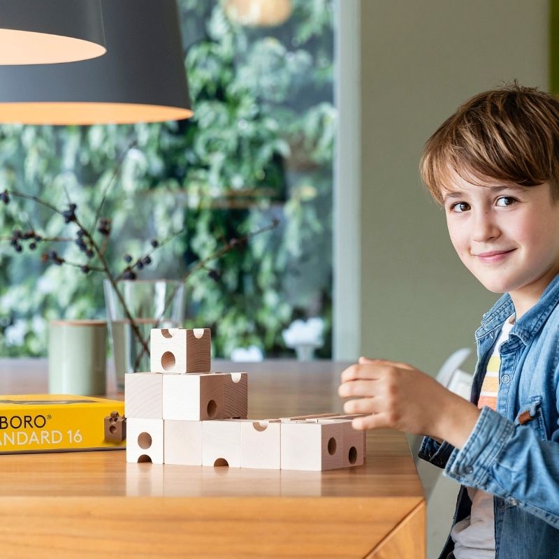 Spielender Junge mit Cuboro Junior | Kleinkind Murmelbahn