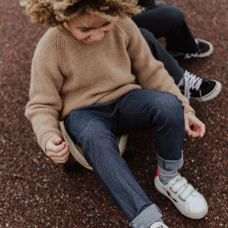 Junge mit Bio Jeans Kinder