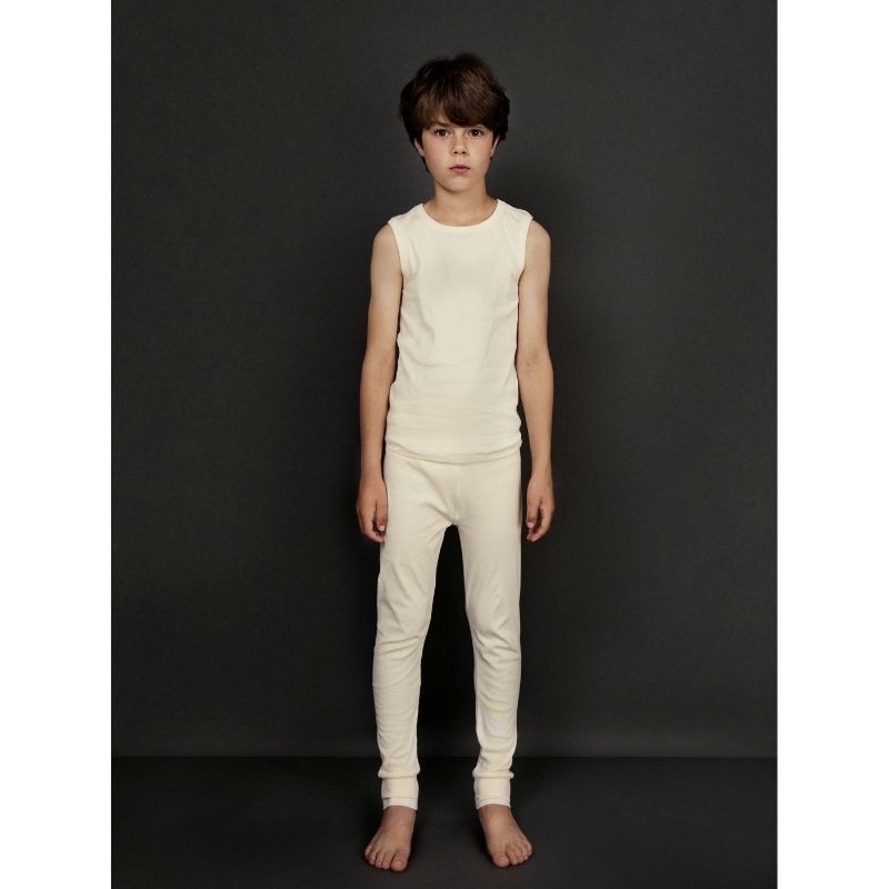 Junge in Gray Label Schlafhose und Unterhemd