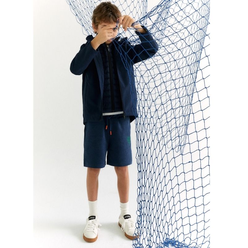Junge mit Fischernetz in Ecoalf Shortalf Shorts Boys | Kinder kurze Hose blau