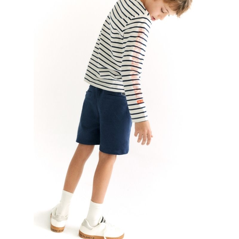 Junge von hinten in Ecoalf Shortalf Shorts Boys | Kinder kurze Hose blau