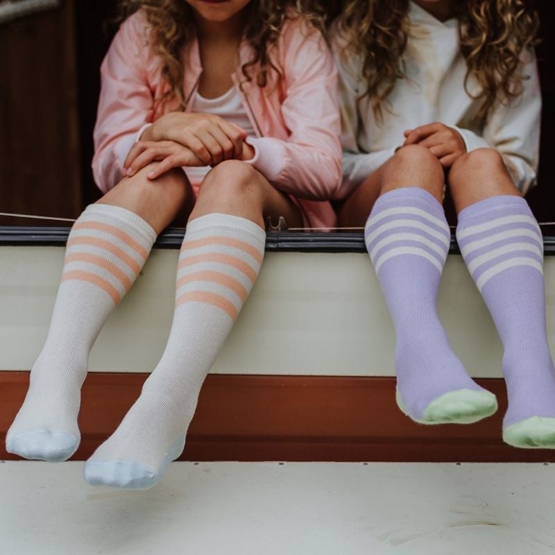 Kinder in einem Camper in Little Hedonist Ribbed Kneesocks | Kinder Socken