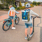 Johnny Urban Kinder mit Kinderrucksack mit Rolltop in grün blau