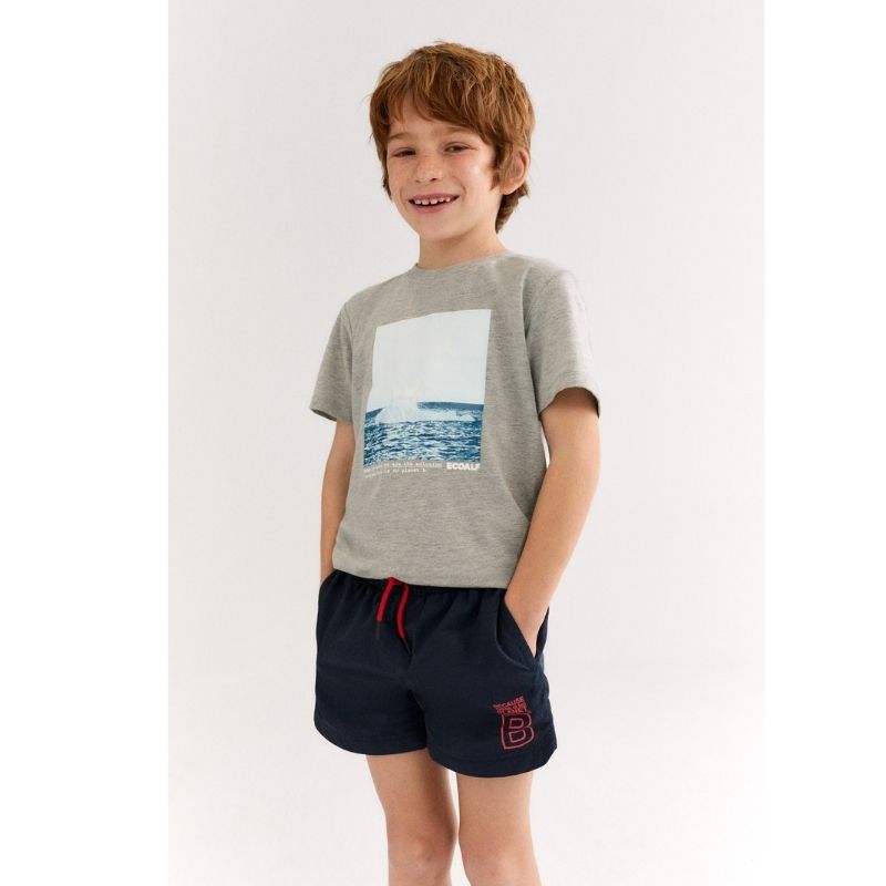 Lachender Junge in Ecoalf Dolphinalf Swimsuit Boys | Kinder Badehose