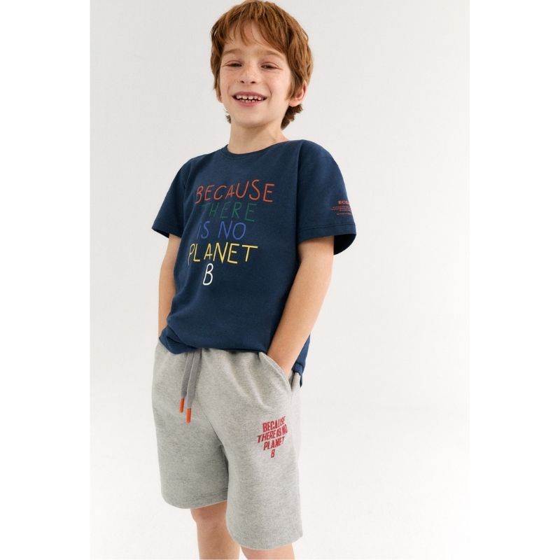 Lachender Junge in Ecoalf Shortalf Shorts Boys | Kinder kurze Hose grau