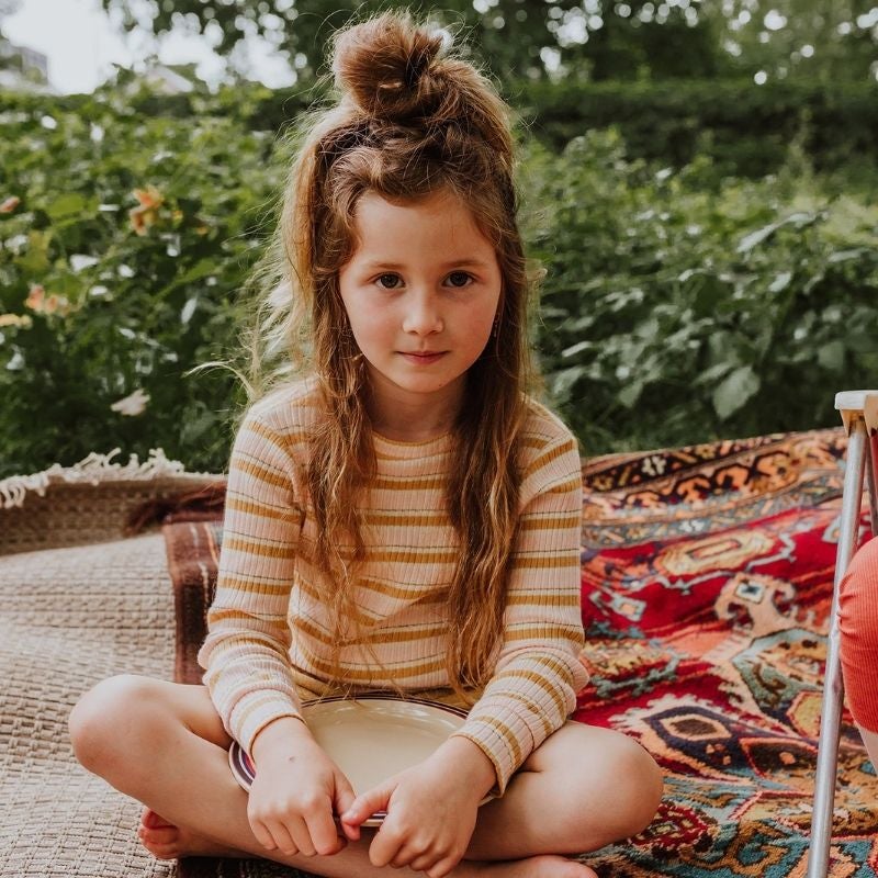 Mädchen im Garten in Little Hedonist knitted longsleeve Cissy amber gold | Mädchen Langarmshirt