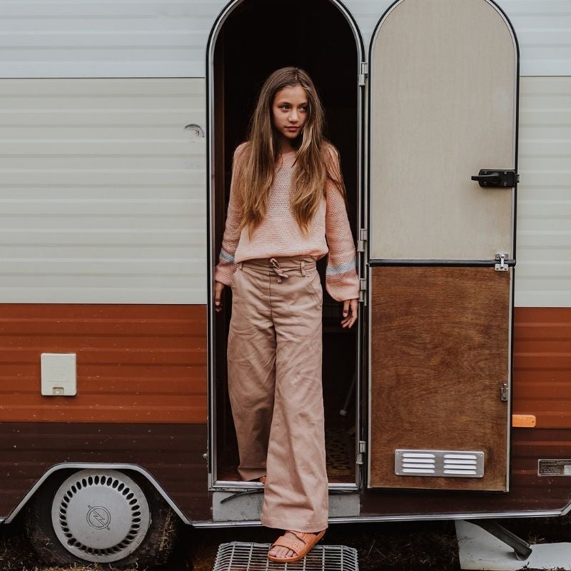 Teenager in Little Hedonist High Wide Leg Pants Julia | Mädchen Hose von hinten