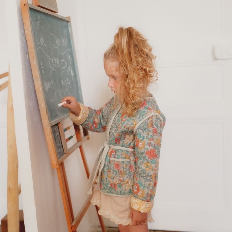 spielendes Mädchen in Louise Misha Jacket Teliani | Mädchen Jacke von hinten