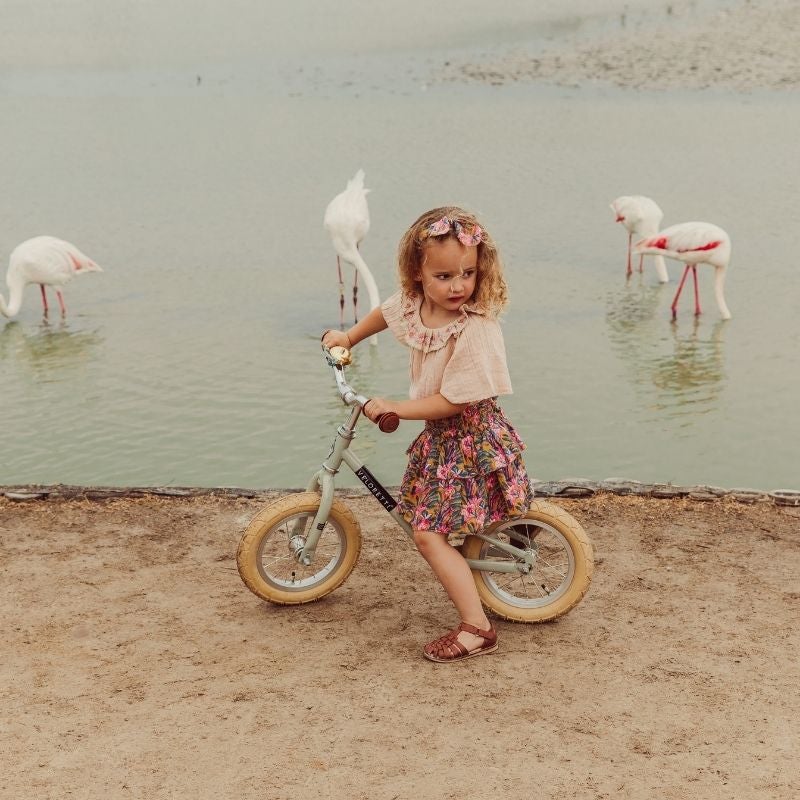 Mädchen auf Fahrrad in Louise Misha Skirt Roumia | Mädchen Rock