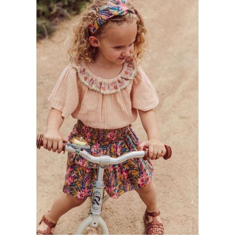 Mädchen auf Fahrrad in Louise Misha Skirt Roumia | Mädchen Rock