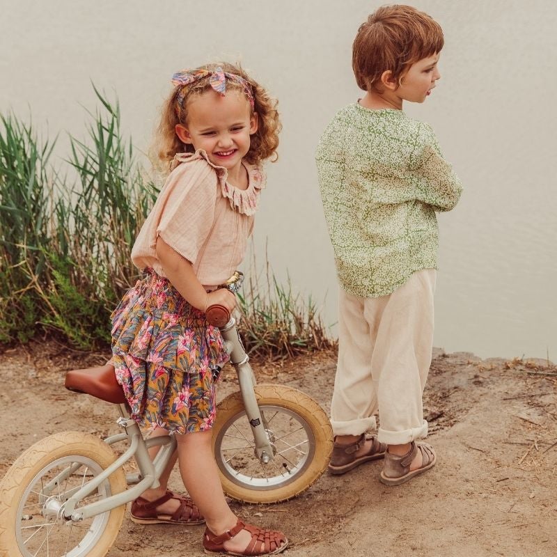 Mädchen auf Fahrrad in Louise Misha Skirt Roumia | Mädchen Rock