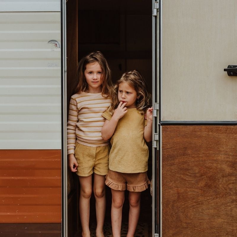 Mädchen vor Camper in Little Hedonist Ruffled Short Leila | Mädchen kurze Hose von hinten