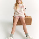 Mädchen auf Block sitzend in Ecoalf Sortalf Shorts Girl | Mädchen kurze Hose