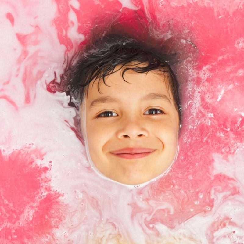 Junge in Nailmatic Foaming Coloured Bath Salts | Kinder Badesalz pink