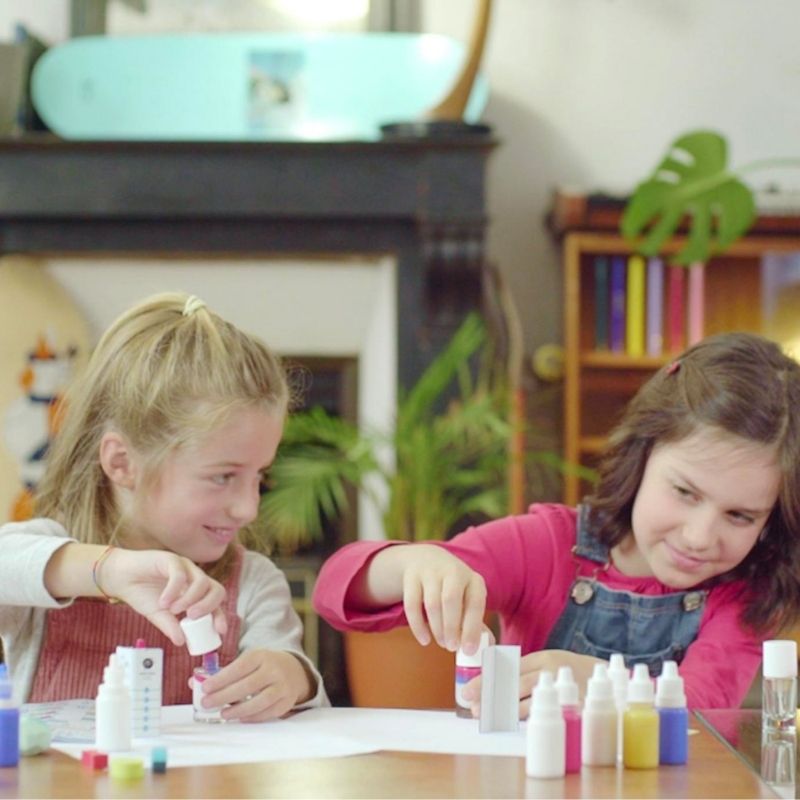 Spielende Mädchen mit Nail Polish Colour Maker | DIY Nagellack Set