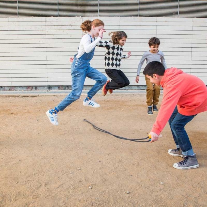 Spielende Kinder mit me&mine Payground Jump Rope | Spielplatz Springseil