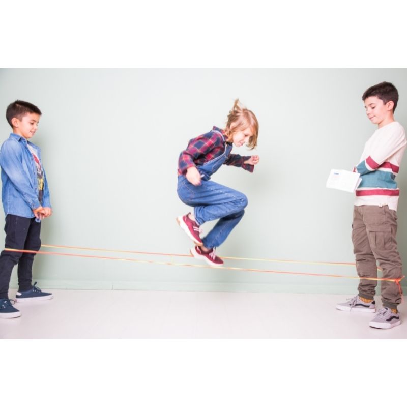 Spielende Kinder mit me&mine jumping bands | gummi twist