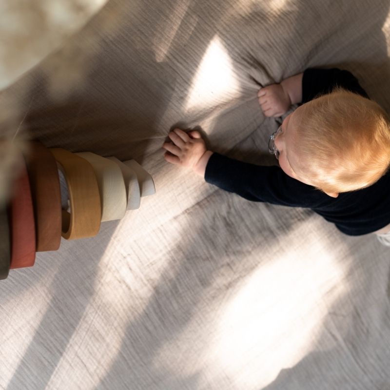 Spielendes Baby mit MinMin Copenhagen Mini Rainbow | Kinder Holzspielzeug