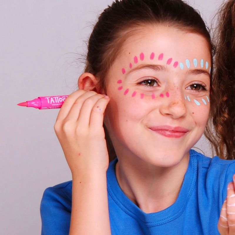 Mädchen bemalt mit Tattoopen Set Amazing Planet | Kinder Schminkstifte