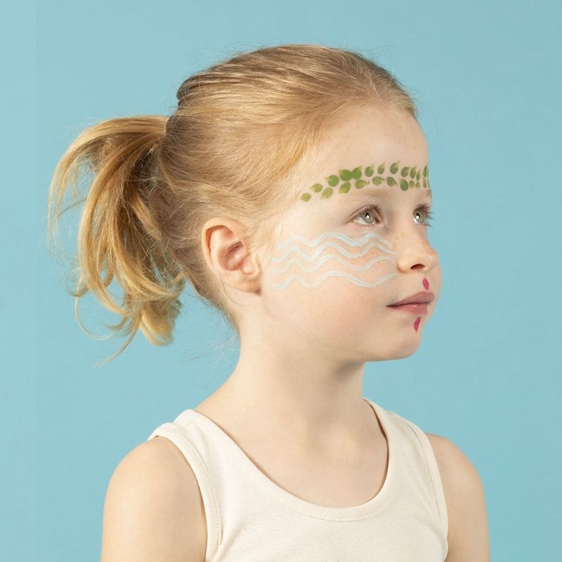 Mädchen bemalt mit Tattoopen Set Amazing Planet | Kinder Schminkstifte