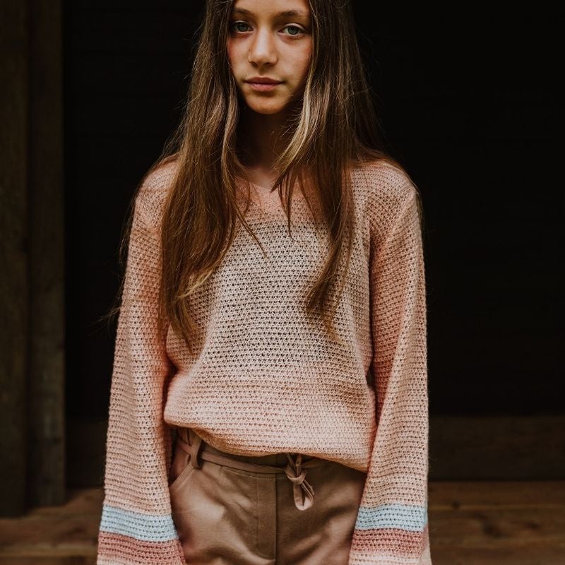 Teenager in Little Hedonist V-Neck Knitted Jersey Sandy | Mädchen Pullover von hinten