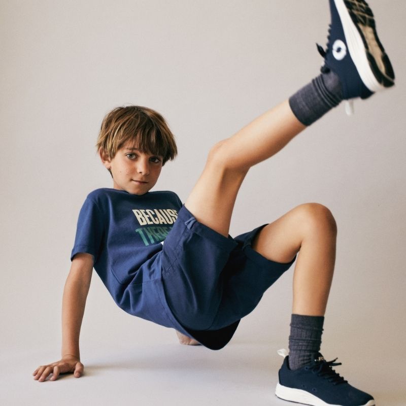 Turnender Junge in Ecoalf Minalf T-Shirt Boys | Kinder T-Shirt