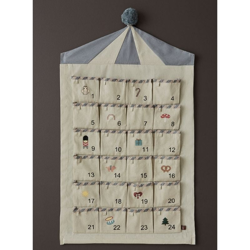 oyoy Adventskalender Circus beige blau mit dunklem Hintergrund