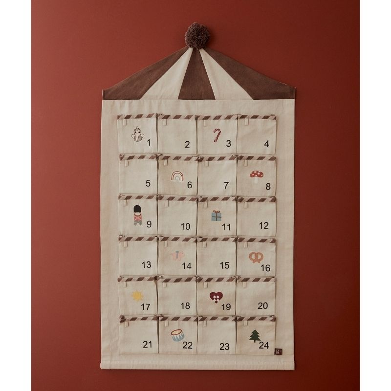 oyoy Adventskalender Circus beige braun mit dunklem Hintergrund